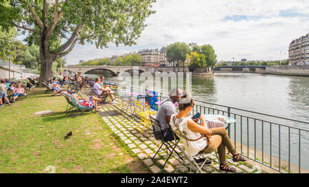 Paris plages, les gens vous relaxant dans des chaises longues au bord de la rivière Seine Banque D'Images