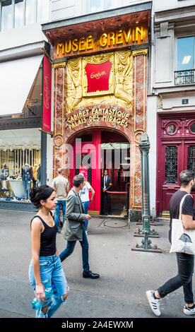 Scène de rue à l'avant du musée Grévin Banque D'Images