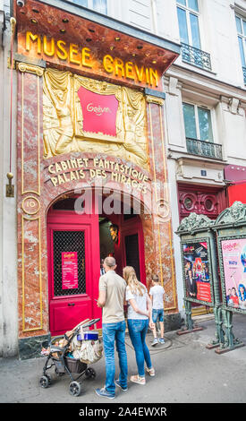 Scène de rue à l'avant du musée Grévin Banque D'Images