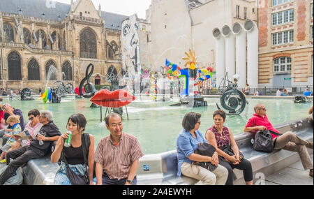 Les touristes asiatiques et européens de faire une pause en face de la fontaine Stravinski Banque D'Images