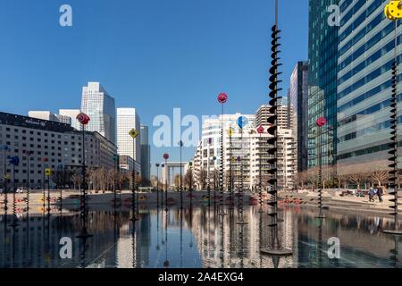 BASSIN TAKIS EXTÉRIEURE, UNE ŒUVRE D'ART EN MOUVEMENT DEVANT LES TOURS ET LA GRANDE ARCHE, PARIS-LA DEFENSE, FRANCE Banque D'Images