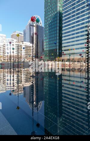 BASSIN TAKIS EXTÉRIEURE, UNE ŒUVRE D'ART EN MOUVEMENT DEVANT LES TOURS ET LA GRANDE ARCHE, PARIS-LA DEFENSE, FRANCE Banque D'Images