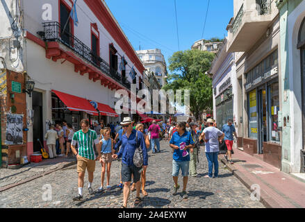 Defensa, une rue pavée dans le quartier San Telmo, Buenos Aires, Argentine Banque D'Images