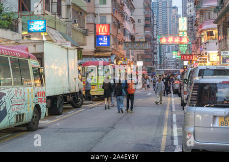 Kowloon, Hong Kong - 22 Avril 2017 : dans la rue à Mong Kok, Kowloon, Hong Kong. Banque D'Images