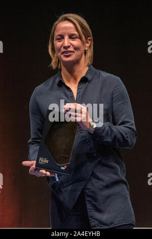 Dortmund, Allemagne. 12 octobre, 2019. Inka GRINGS (ancien joueur national, GER) avec distinction, la moitié de la figure, la moitié de la figure, format vertical, l'enregistrement de la fondation des femmes rôle dans le temple de la renommée du football allemand sur 12.10.2019 à Dortmund/Allemagne. Utilisation dans le monde entier | Credit : dpa/Alamy Live News Banque D'Images