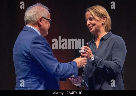 Dortmund, Allemagne. 12 octobre, 2019. Fritz KELLER (à gauche, FB Président, GER) présente Inka GRINGS (ancien joueur national, GER) le prix, la moitié de la figure, la moitié de la figure, le geste, le geste, format horizontal, fondateurs de l'inclusion des femmes femelle dans le HALL OF FAME du football allemand le 12.10 .2019 à Dortmund/Allemagne. Utilisation dans le monde entier | Credit : dpa/Alamy Live News Banque D'Images