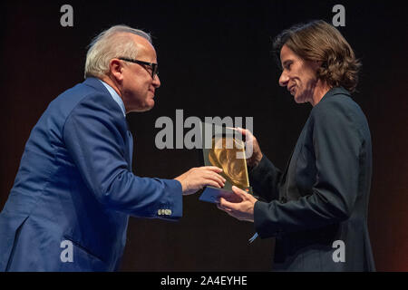 Dortmund, Allemagne. 12 octobre, 2019. Fritz KELLER (à gauche, FB Président, GER) remet les prix à Bettina WIEGMANN (ancien joueur de football, ALL), la moitié de la figure, la moitié de la figure, le geste, le geste, format horizontal, l'inclusion de la fondation des femmes femme dans le temple de la renommée du football allemand le 12.10 .2019 à Dortmund/Allemagne. Utilisation dans le monde entier | Credit : dpa/Alamy Live News Banque D'Images