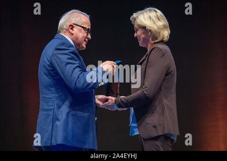 Dortmund, Allemagne. 12 octobre, 2019. Fritz KELLER (Président de l'IDD., FB, GER) mains Silvia NEID (ancien joueur de football et Bundescoachin, GER) le prix, la moitié de la figure, la moitié de la figure, le geste, le geste, l'inclusion du rôle fondateur dans le temple de la renommée du football allemand le 12.10 .2019 à Dortmund/Allemagne. Utilisation dans le monde entier | Credit : dpa/Alamy Live News Banque D'Images