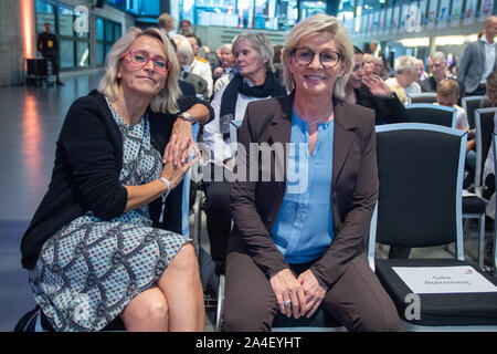 Dortmund, Allemagne. 12 octobre, 2019. Silvia NEID (à droite, l'ancien entraîneur fédéral, GER) avec accompagnement, la moitié de la figure, la moitié de la figure, l'enregistrement de la fondation des femmes rôle dans le temple de la renommée du football allemand sur 12.10.2019 à Dortmund/Allemagne. Utilisation dans le monde entier | Credit : dpa/Alamy Live News Banque D'Images