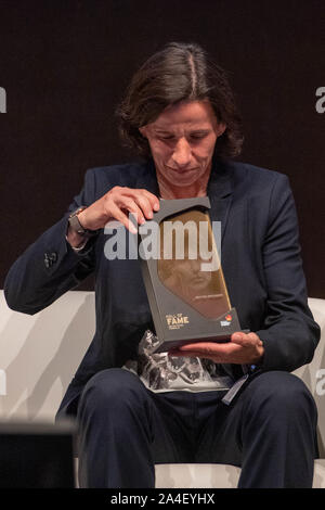 Dortmund, Allemagne. 12 octobre, 2019. Bettina WIEGMANN (ancien joueur de football, GER) avec distinction, la moitié de la figure, la moitié de la figure, le geste, le geste, portrait, photo de la fondation des femmes femme dans le temple de la renommée du football allemand sur 12.10.2019 à Dortmund/Allemagne. Utilisation dans le monde entier | Credit : dpa/Alamy Live News Banque D'Images