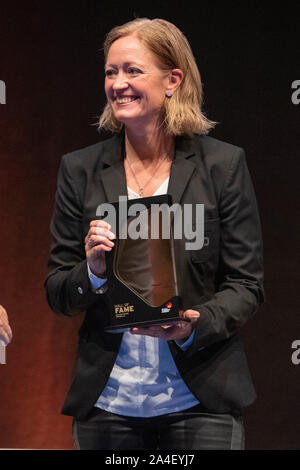 Dortmund, Allemagne. 12 octobre, 2019. Renate LINGOR (ancien joueur de football, GER) avec distinction, la moitié de la figure, la moitié de la figure, le geste, le geste, portrait, photo de la fondation des femmes femme dans le temple de la renommée du football allemand sur 12.10.2019 à Dortmund/Allemagne. Utilisation dans le monde entier | Credit : dpa/Alamy Live News Banque D'Images