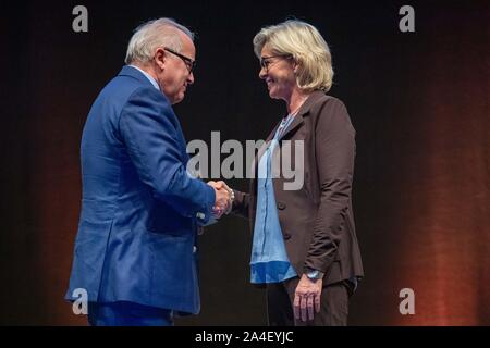 Dortmund, Allemagne. 12 octobre, 2019. Fritz KELLER (Président de l'IDD., FB, GER) mains Silvia NEID (ancien joueur de football et Bundescoachin, GER) le prix, la moitié de la figure, la moitié de la figure, le geste, le geste, l'inclusion du rôle fondateur dans le temple de la renommée du football allemand le 12.10 .2019 à Dortmund/Allemagne. Utilisation dans le monde entier | Credit : dpa/Alamy Live News Banque D'Images