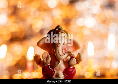 Ganesh Idol vue de l'avant avec beau bokeh- Ganesh Chaturthi et concept deepawali Banque D'Images