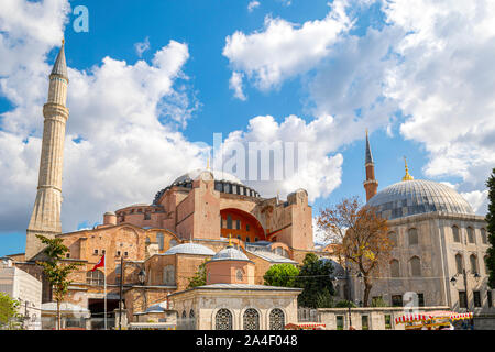 L'extérieur de la basilique Sainte-Sophie, une ancienne église, mosquée et maintenant un musée, dans le domaine de la Place Sultanahmet, Istanbul, Turquie. Banque D'Images