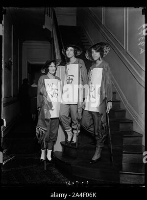 Washington trois bourgeons dans la société du spectacle. La justesse Beatrice McLean (à gauche) debutant daug[...] Le capitaine et Mme Ridley McLean, Helen Thompson et Eugeni[...] LeJeune (à droite), fille du général et Mme John A. LeJ[...] membres du Groupe des vents qui se [...] les droits de jeu de Mah Jongg, le grand spectacle dramatique [...] être présenté pour la première fois le 6 février, dans l'Ne[...] Auditorium Washington sous les auspices de la Belleau[...] Memorial Association Banque D'Images