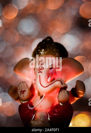 Le Dieu Ganesh statue, avec un bel éclairage sur le visage et le bokeh doux colorés en arrière-plan. Ganpati concept Banque D'Images