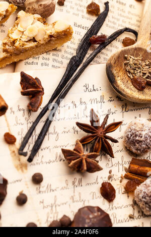 Ingrédients pour les biscuits de Noël allongé sur une ancienne cookdbook Banque D'Images