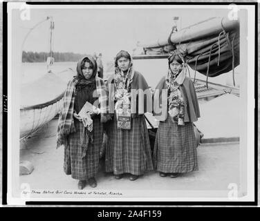 Trois vendeurs de bibelots de fille à Yakutat, Alaska / Miles Bros. Banque D'Images