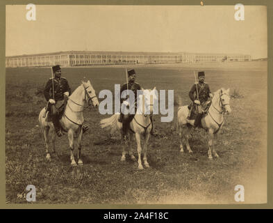 Trois officiers du régiment de lanciers à cheval, dans la case en face de casernes( Banque D'Images