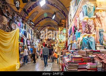 Commerçants commerçants et propriétaires de vendre leurs marchandises turques dans le Grand Bazar couvert historique au coeur d'Istanbul, Turquie. Banque D'Images