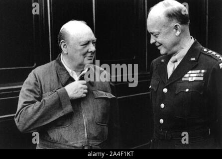 Winston Churchill portant son costume de sirène discute avec le général Eisenhower. Commandant suprême de la Force expéditionnaire des Forces alliées. 15 mai 1944 Banque D'Images