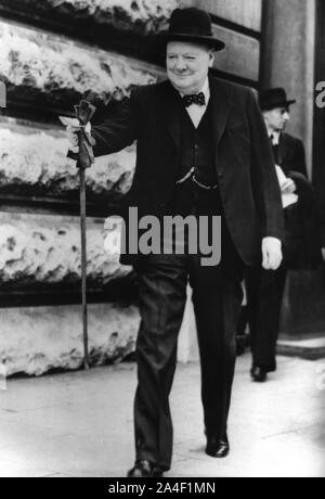 Winston Churchill quitte Downing Street pour s'adresser au Parlement le matin du jour J, le 6 juin 1944 Banque D'Images