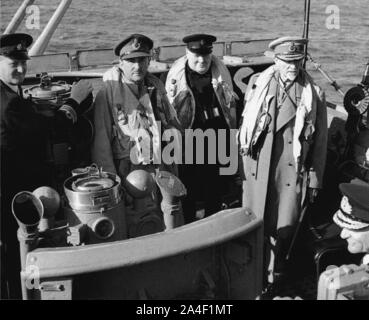 Churchill visitant les plages de l'invasion peu après le jour J.sur sa droite maréchal Alan Brooke sur la gauche: Le maréchal Jan Smuts. 12 juin 1944 Banque D'Images