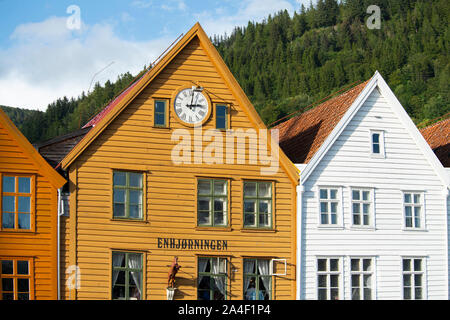 Les bâtiments en bois peintes de couleurs vives, le vieux port de Bryggen à Bergen, Norvège, Europe Banque D'Images