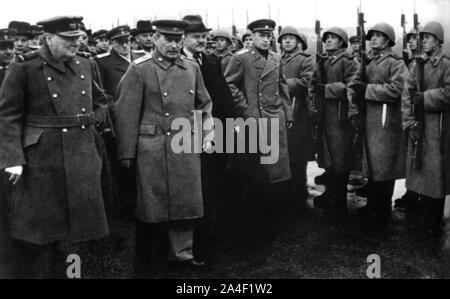 Winston Churchill à Staline et Molotov dans un aéroport de Moscou comme Churchill revient d'une réunion avec Staline le 19 octobre 1944. Banque D'Images