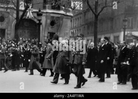 Winston Churchill avec le général Charles de Gaulle dans les champs-Élysées de Paris, après avoir déposé une couronne à l'Arc de Triomphe. 11 novembre 1944 Banque D'Images