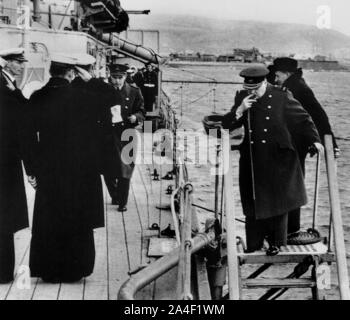 Winston Churchill visitant Athènes en décembre 1944 à bord du HMS Ajax, derrière lui son médecin personnel, Lord Moran Banque D'Images