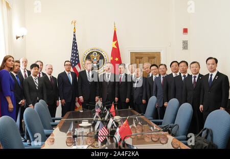 Beijing, USA. 10 Oct, 2019. Le vice-Premier ministre chinois Liu Il, également membre du Bureau politique du parti communiste de Chine et chef du Comité central de la partie chinoise de la Chine et les États-Unis dialogue économique globale, assiste à un nouveau cycle de consultations économiques et commerciales avec le représentant américain au Commerce, Robert Lighthizer et secrétaire du Trésor Steven Mnuchin à Washington, DC, États-Unis, le 10 octobre 2019. Credit : Liu Jie/Xinhua/Alamy Live News Banque D'Images