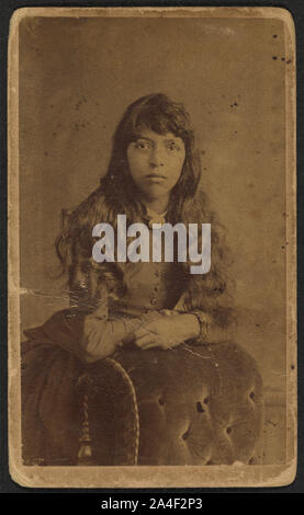 Trois-quart-longueur portrait d'une femme non identifiée debout derrière une chaise] / A. H. Plecker, 902, rue Main, Lynch[burg], Va Banque D'Images