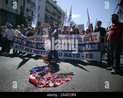 Grèce : militants brûler un drapeau américain et un drapeau de l'OTAN comme le secrétaire d'État des États-Unis, Mike Pompeo Visites d'Athènes. 5 octobre 2019 Banque D'Images