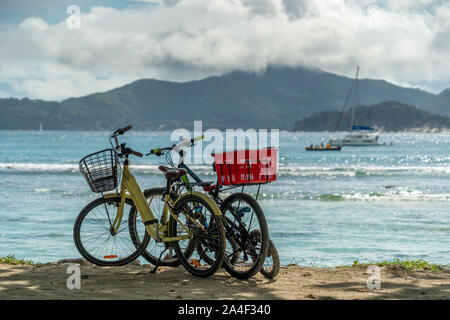 Des vélos sur le Paradise lagoon locations de l'île de la digue seychelles contexte Banque D'Images