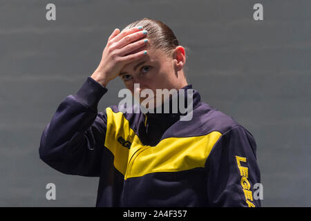 Londres, Royaume-Uni. 14 octobre 2019. Oona Doherty lors d'un essai d'Oona Doherty's 'Hope Hunt et l'Ascension au Lazare' qui a lieu à la Cour dans l'Est de Londres, 14 au 16 octobre 2019. Le spectacle est une tentative de déconstruire le stéréotype de l'homme et urbaines défavorisées fait partie de cette année, le Festival Dance Umbrella. Crédit : Stephen Chung / Alamy Live News Banque D'Images