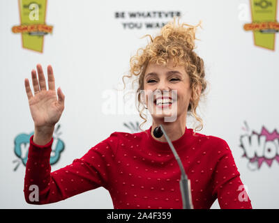 Alges, PORTUGAL : Itziar Ituno et Esther Jaraiz de la conférence de presse au cours de la 2e journée au Portugal en 2019 ComicCon Passeio Maritimo de Alges en Alges, Vendredi, Septembre 13, 2019. Avec : Esther Acebo Où : Lisboa, Portugal Quand : 13 Sep 2019 Crédit : Rui M Leal/WENN.com Banque D'Images