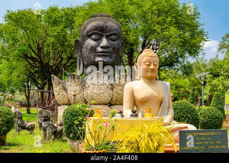 La tête du grand Bouddha de Wat Thammicarat dans Phra Sakon Nakon Si Ayutthaya province Thaïlande Banque D'Images