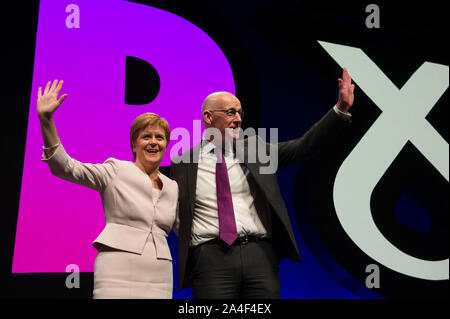 Aberdeen, Royaume-Uni. 14Th Oct, 2019. Aberdeen, 14 octobre 2019. Sur la photo : (gauche) Nicola Sturgeon MSP - Premier Ministre de l'Écosse et Leader du Parti national écossais (SNP), et, (à droite) John Swinney MSP - Depute Premier Ministre de l'Écosse et membre du Parti national écossais (SNP). Discours du Premier ministre au depute du parti national écossais (SNP) conférence à l'événement Aberdeen complexes(TECA). Crédit : Colin Fisher/Alamy Live News Banque D'Images