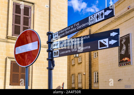 Malte, la Valette : panneau routier sans entrée et panneaux d'information donnant des informations sur les directions vers les attractions touristiques dans la capitale de Malte. Banque D'Images