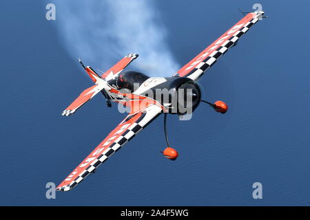 Affichage de voltige, Sukhoi Su-26MX d'aéronefs exploités par 'DNÉERLANDAIS RUSH'. Banque D'Images