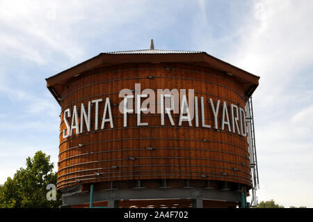 Le devenir de l'eau à l'emblématique tour gare de Santa Fe. La région est devenue un lieu de divertissement et de marchés pour les résidents et les touristes. Banque D'Images