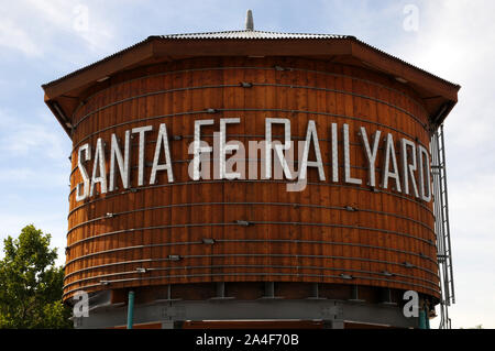 Le devenir de l'eau à l'emblématique tour gare de Santa Fe. La région est devenue un lieu de divertissement et de marchés pour les résidents et les touristes. Banque D'Images