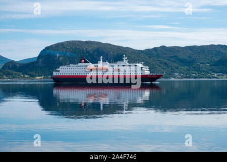 Le Kong Harald, un navire de croisière Hurtigruten arrivant à un quai à Alesund sur la côte ouest de la Norvège. Banque D'Images
