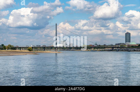 Oberkasselerbrücke la traversée de pont du Rhin à Düsseldorf. Tourné à partir de l'Parlamentsufer sentier qui longe la rivière. Banque D'Images