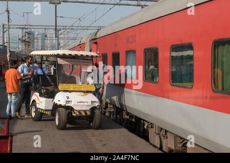 Un panier de passagers à proximité de la Mumbai Rajdhani Express à la gare centrale de Mumbai en Inde. Banque D'Images