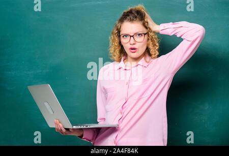 Étudier en ligne. Étudiant de la tige. L'informatique et la programmation. L'école en ligne. Travail à distance. Ordinateur portable enseignant tableau recherche d'informations de fond. Ordinateur portable femme surf internet. Cours en ligne de l'enseignement. Banque D'Images