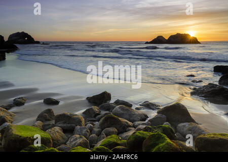 Coucher de Soleil Plage de l'océan Pacifique avec Seal Rocks Vu de l'Sutro Baths Banque D'Images