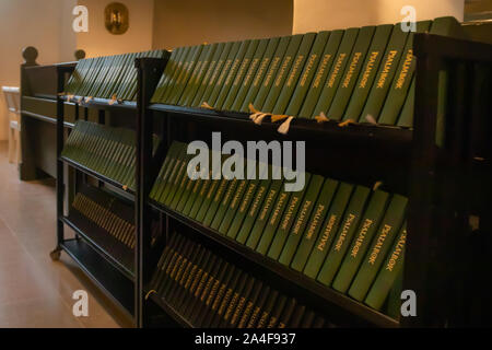 Porvoo, Finlande - 2 octobre 2019 : une rangée de livres sur l'hymne vert suédois en la Cathédrale de Porvoo. Banque D'Images