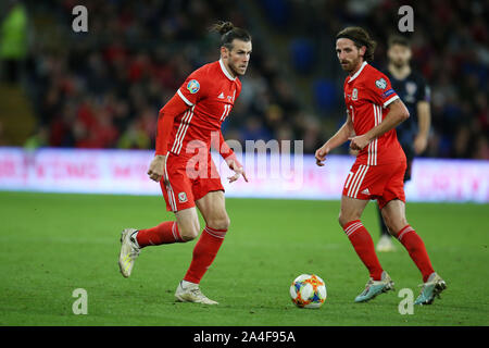 Cardiff, Royaume-Uni. 13 Oct, 2019. Gareth Bale de galles et Joe Allen de Galles (à droite) en action. Match Qualificatif de l'UEFA Euro 2020, le Pays de Galles v Croatie au Cardiff City Stadium de Cardiff, Pays de Galles du Sud le dimanche 13 octobre 2019. Photos par Andrew Verger /Andrew Orchard la photographie de sport/Alamy live News EDITORIAL UTILISEZ UNIQUEMENT Crédit : Andrew Orchard la photographie de sport/Alamy Live News Banque D'Images